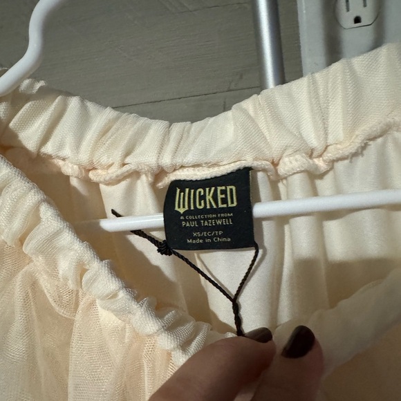 Elegant Cream Layered Skirt - Picture 3 of 6